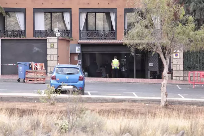 Los primeros turistas abandonan el hotel de Adeje