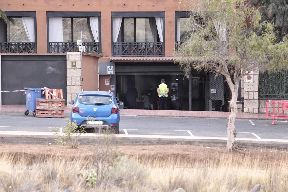 Trasladan a los primeros turistas del hotel de Adeje