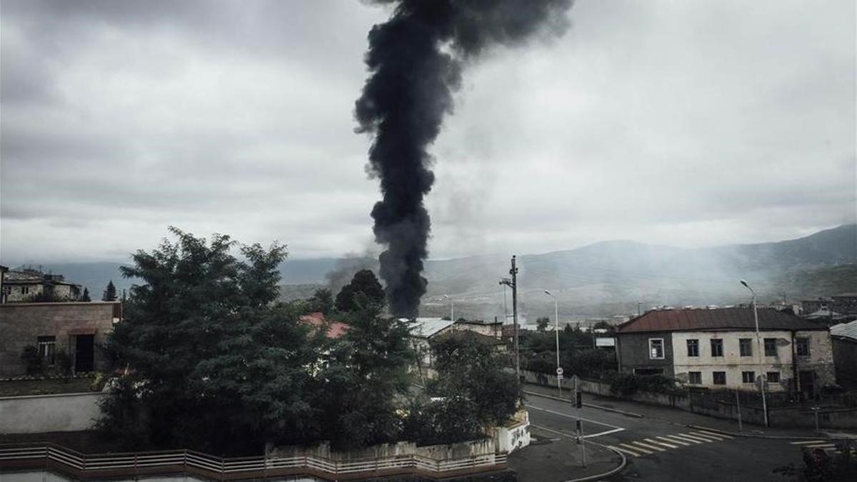 Bombardeo en una ciudad del Alto Karabaj.