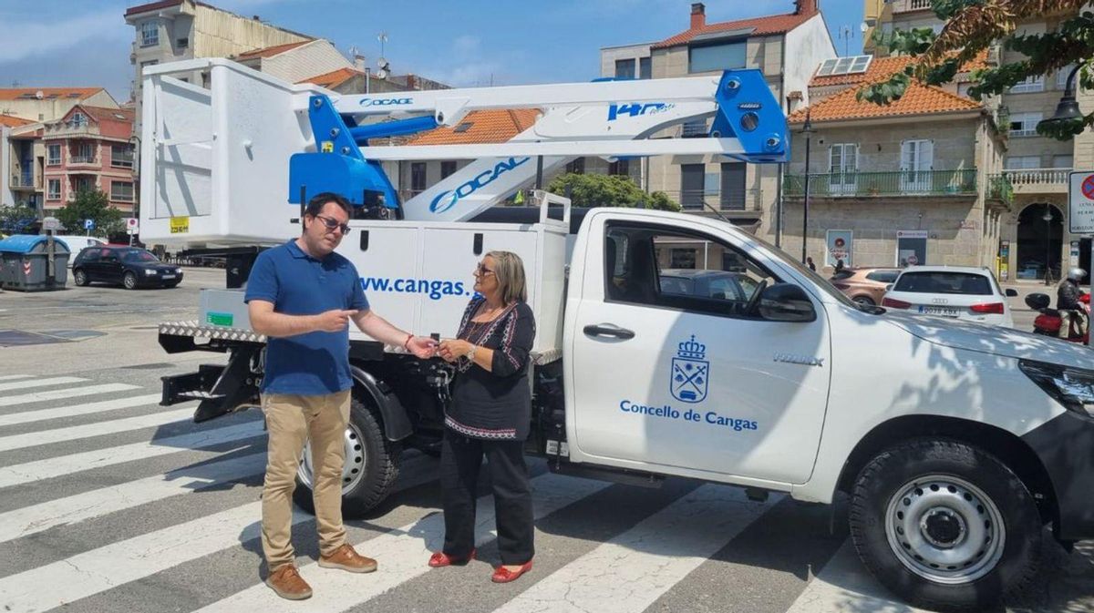 Cangas cambia el alumbrado en Rodeira y recibe un vehículo con cesta elevadora