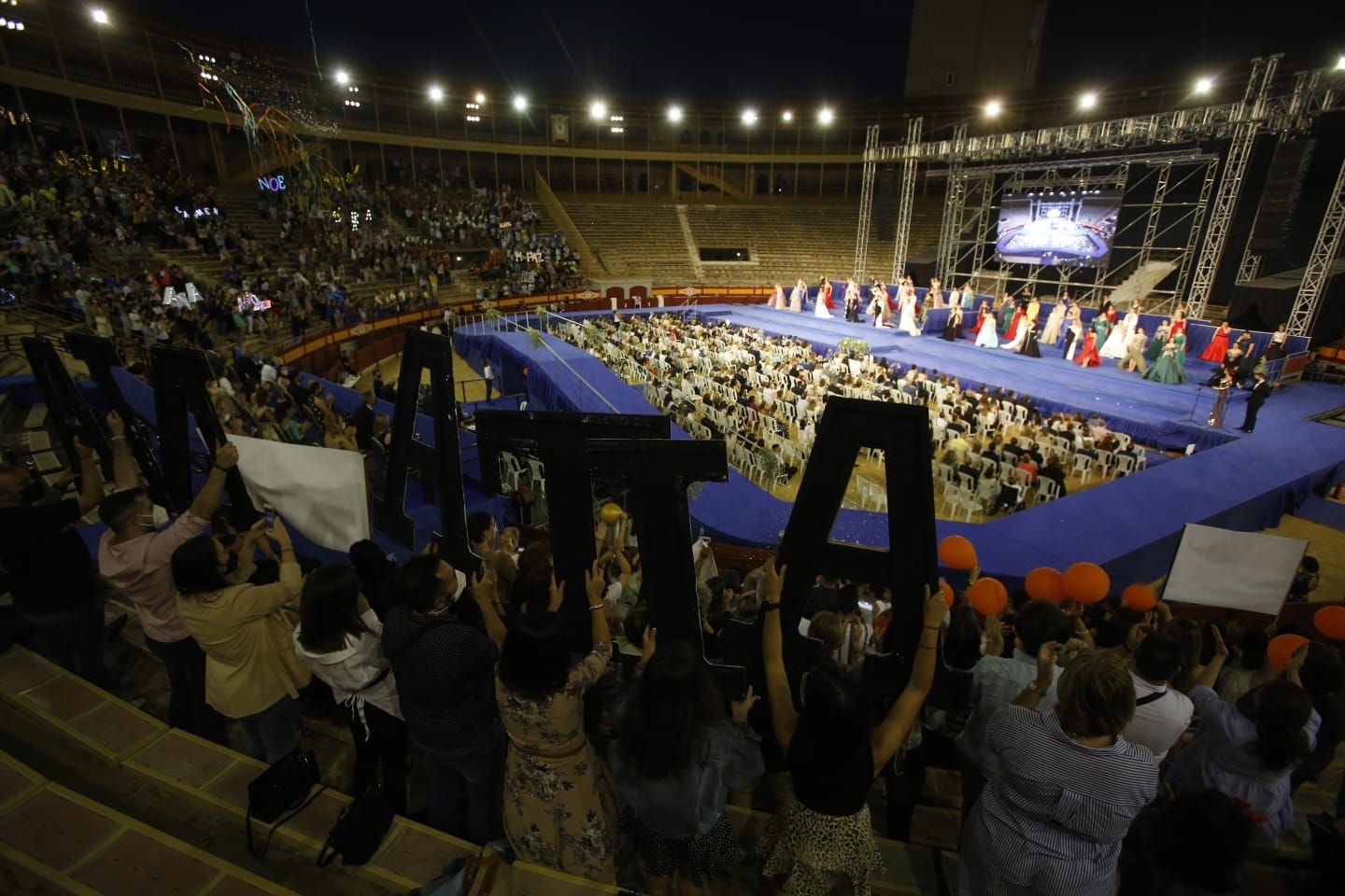 Las 79 aspirantes a Bellea del Foc desfilan en la Gala de Candidatas tras un año de espera