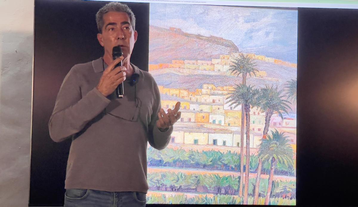 Tana Suárez, de la asociación AmiRisco, presentó la ponencia 'La turistificación vista desde el Risco'.