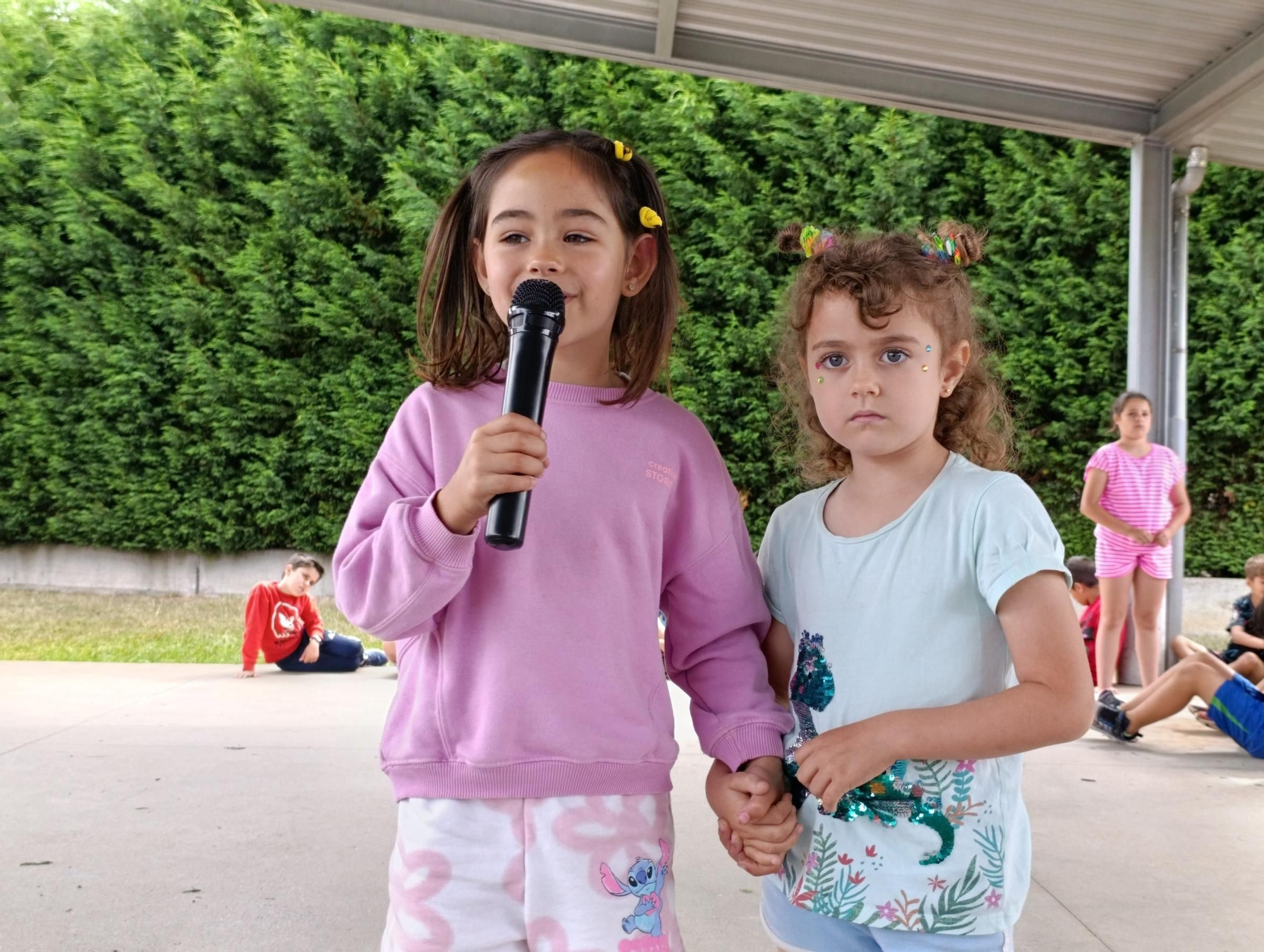 El colegio La Fresneda entierra sus deseos de futuro en una cápsula del tiempo