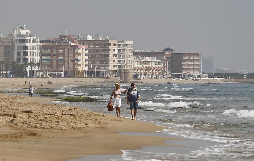 Escasa afluencia a las playas de Torrevieja el primer día de reapertura para paseo y práctica de deporte individual