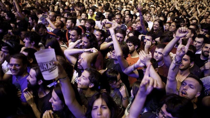 Público en el &quot;Tsunami Xixón&quot; durante un concierto.