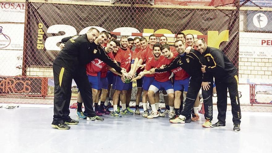 Plantilla y cuerpo técnico del Acanor Atlético Novás posan durante la pretemporada.