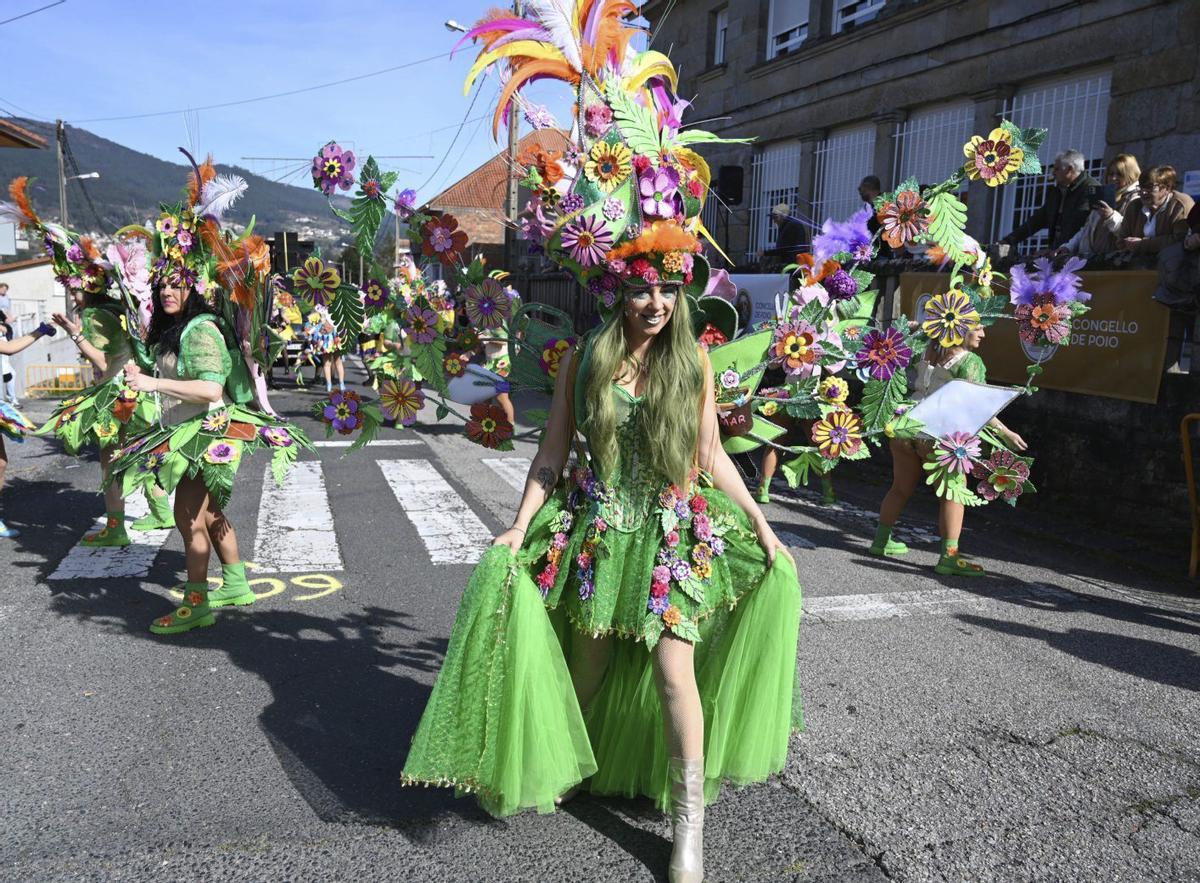 Una de las comparsas que aportó música y color al desfile de Campelo. | RAFA VÁZQUEZ