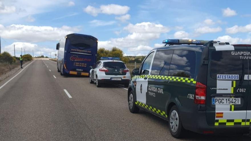 Pinchazo de dos ruedas de un autobús en Ricobayo.