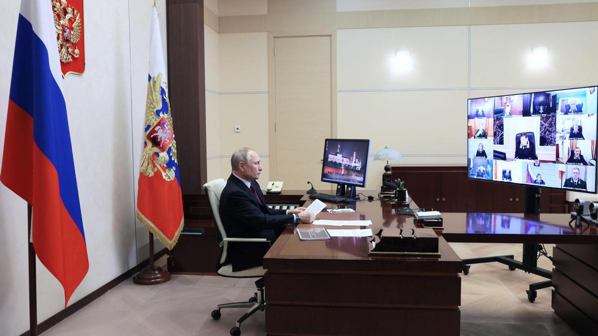 El presidente ruso Vladímir Putin en una conferencia con los ministros.