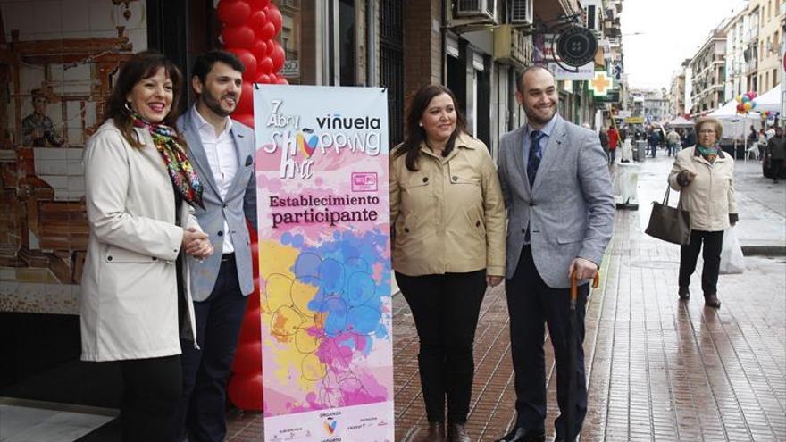 La Viñuela ‘Shopping Hill’ vence a la lluvia y saca a los vecinos a la calle