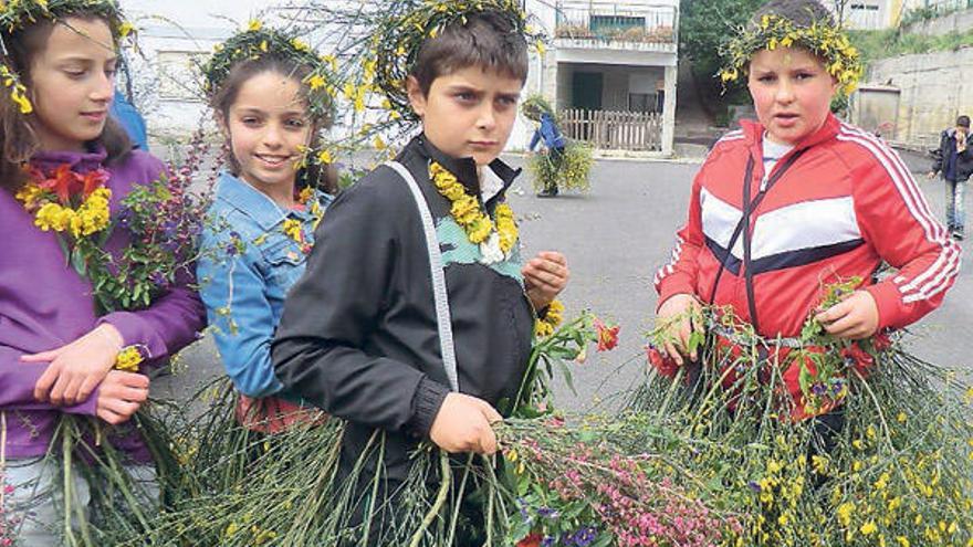 Alumnos del colegio Espiñeira vestidos con xestas y flores.