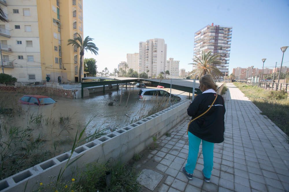 Tres edificios de la playa de San Juan siguen anegados y 120 viviendas sin luz ni agua