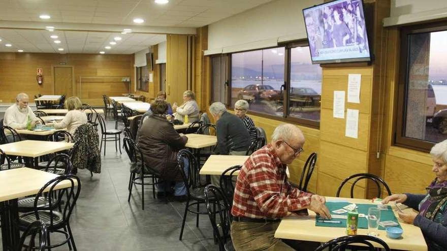 Interior de la cafetería del club de jubilados de Meira en el Edificio de Usos Múltiples en Samertolaméu. // Santos Álvarez