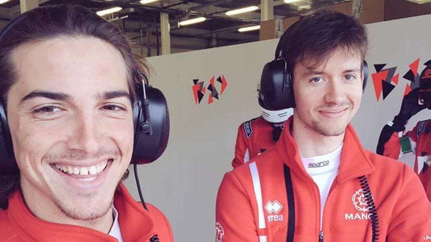 Merhi sonríe en el garage de Manor con su compañero mientras el tercer piloto está en pista