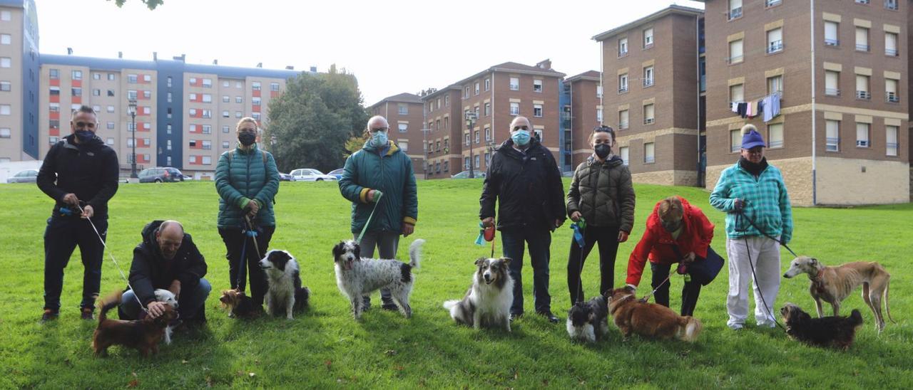 Por la izquierda, Pablo Cabañas, Ángel Granda, Cristina Cañas, Jesús Cañas, Felipe F., Vanessa García, Cristina Elera y Ana Montes, con sus perros, ayer, en el parque de Tampa, en La Corredoria. | Cristina Velasco