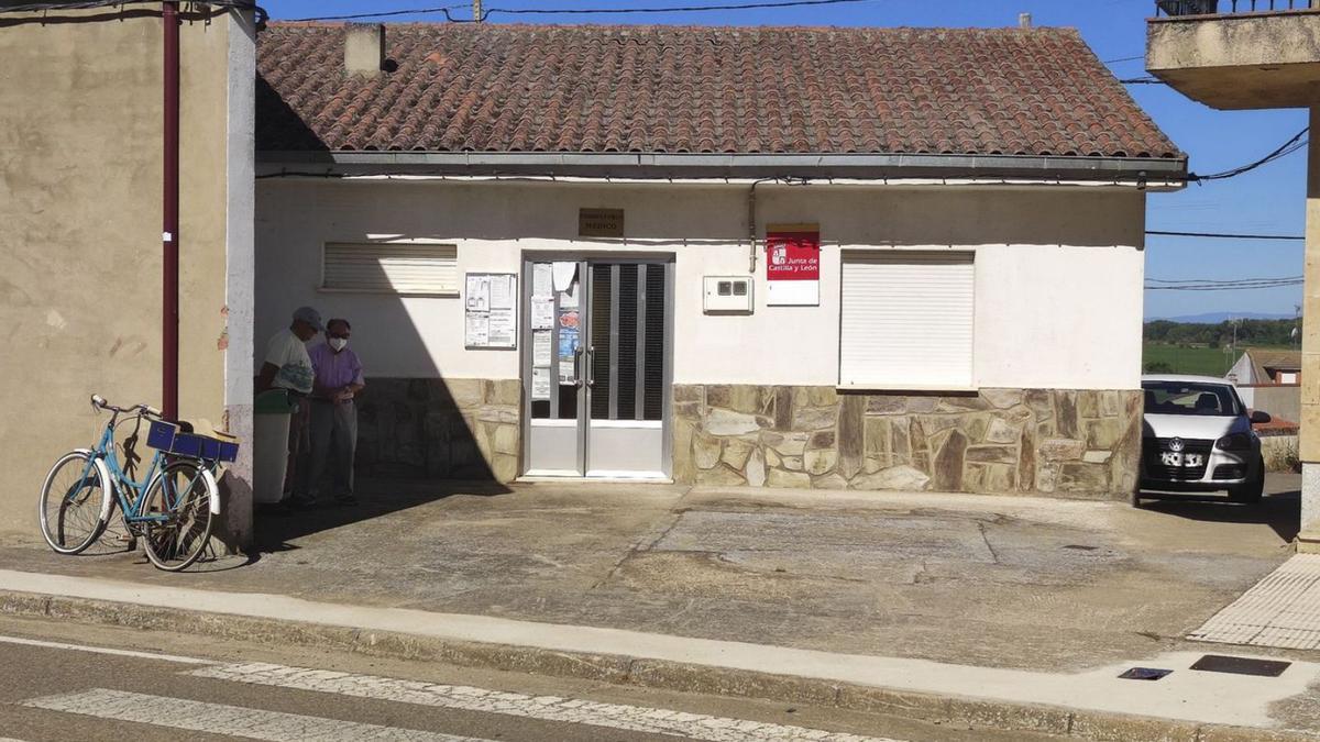 Dos personas esperan a las puertas del consultorio médico de Santibáñez de Tera este verano. | J. A. G.