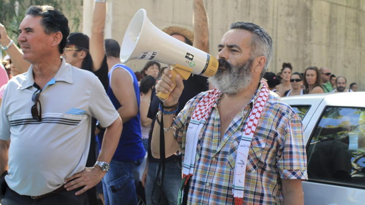 El alcalde de Marinaleda, Juan Manuel Sánchez Gordillo (derecha), se dirige a los militantes del SAT que entraron en un supermercado de Écija, en agosto del 2012.