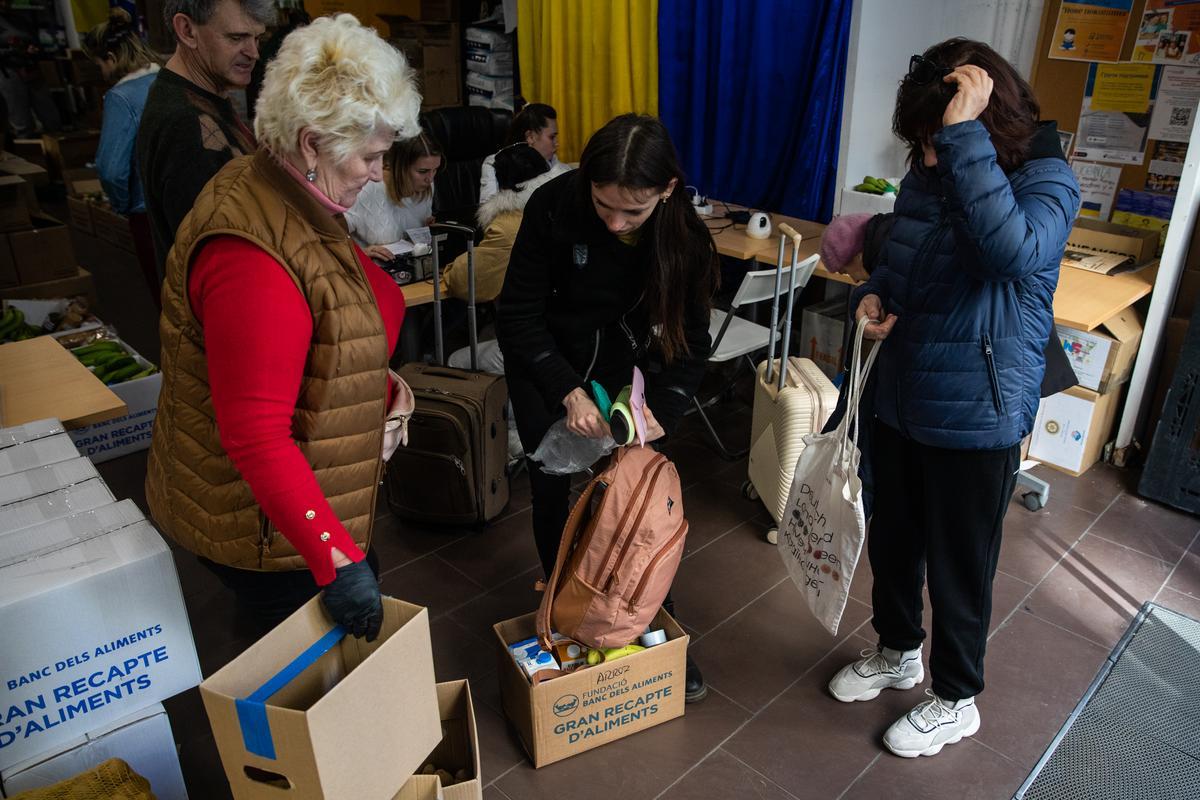 La Asociacion de ucranianos Djerelo que ayudan a los refugiados que están en Barcelona con alimentos, ropa, productos primera necesidad y lo hacen en vía Laietana 33 en el centro