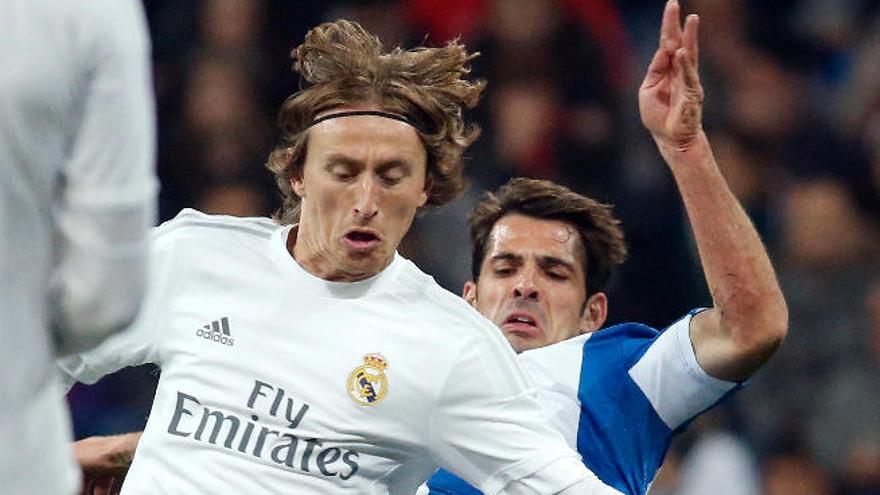 Luka Modric (i) disputa un balón con el jugador del Espanyol Víctor Sánchez.