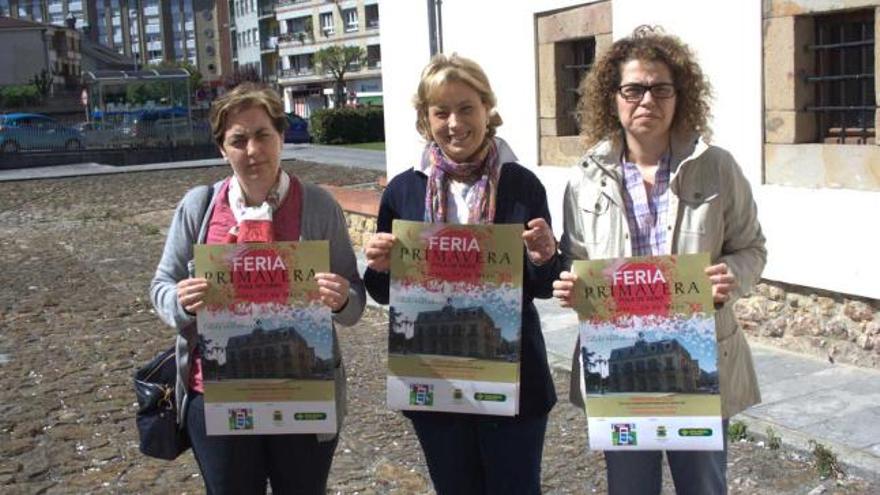 Erundina Álvarez, Flor Llorián y María Isabel Suárez, con el cartel.