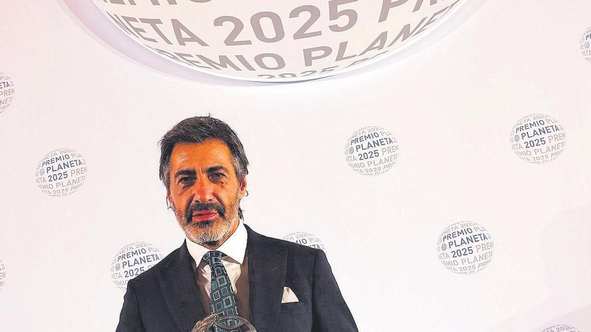 El ganador de la 74º edición del Premio Planeta, Juan del Val.