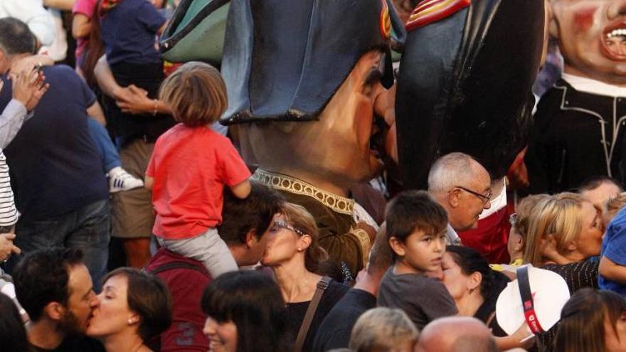 La Plaza del Pilar se convierte en la Plaza del Amor