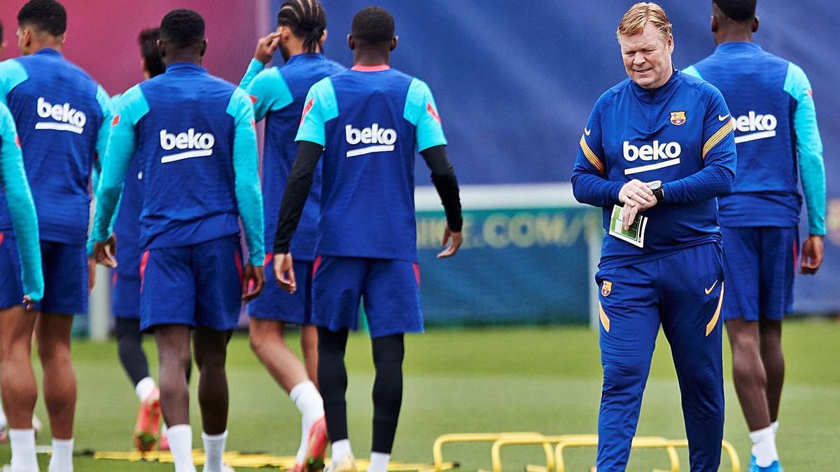 Koeman, con los jugadores al fondo durante el entrenamiento de ayer. |  // ALEJANDRO GARCÍA