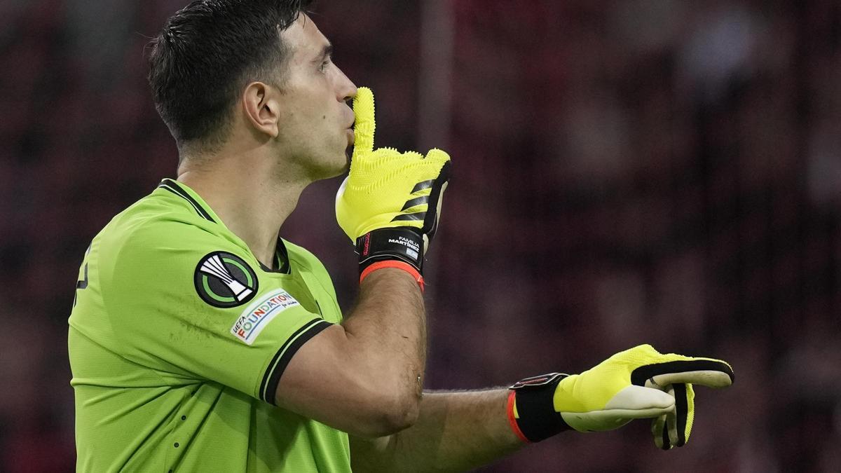 El portero del Aston Villa, Emiliano 'Dibu' Martínez, manda callar a los ultras del Lille.