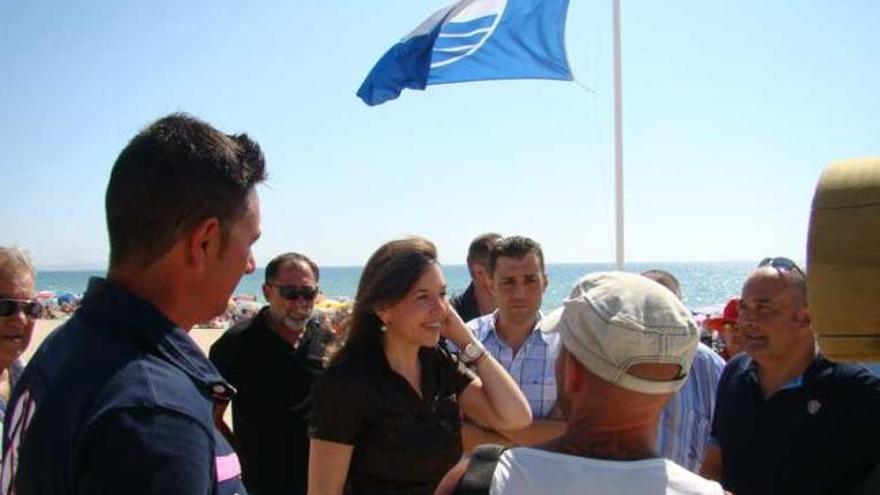 La alcaldesa durante el izado de la bandera.