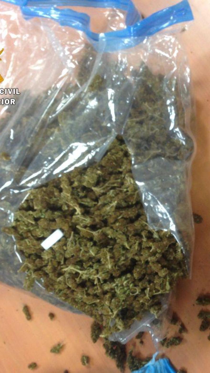 Detenido por llevar un kilo y medio de marihuana