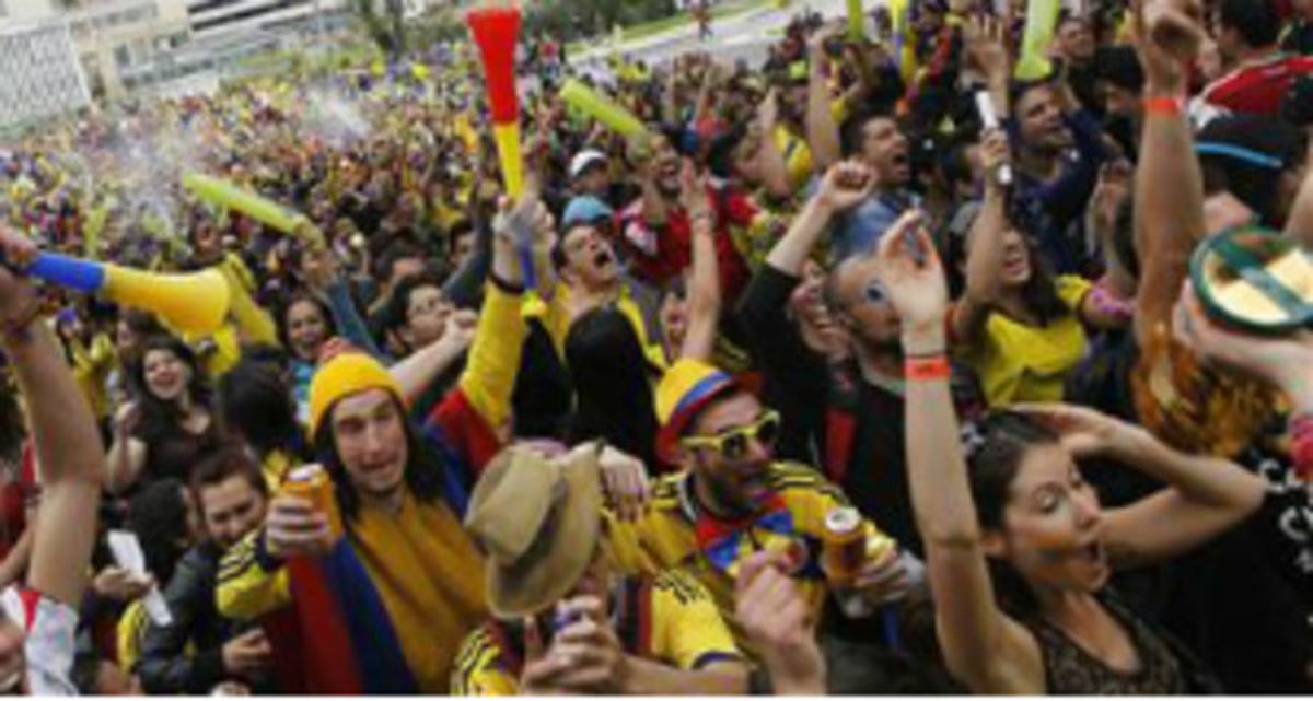 Un grup de persones celebren el segon gol de Colòmbia davant Grècia als carrers de Bogotà.