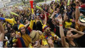Un grup de persones celebren el segon gol de Colòmbia davant Grècia als carrers de Bogotà.