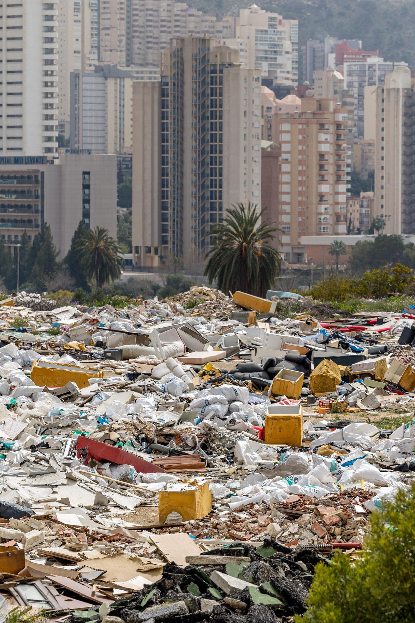 Montañas de basura, muebles, electrodomésticos, sanitarios, etc, se acumulan en distintos puntos de la partida de Armanello tras décadas de abandono del sector y ante la pasividad de urbanizador y Ayuntamiento. Mientras, además de todo lo que ya arrastra (delincuencia, okupación, etc) en los últimos meses esta zona se ha convertido en un foco de continuos incendios que obligan a intervenir prácticamente todas las semanas a los bomberos para sofocar pequeños fuegos