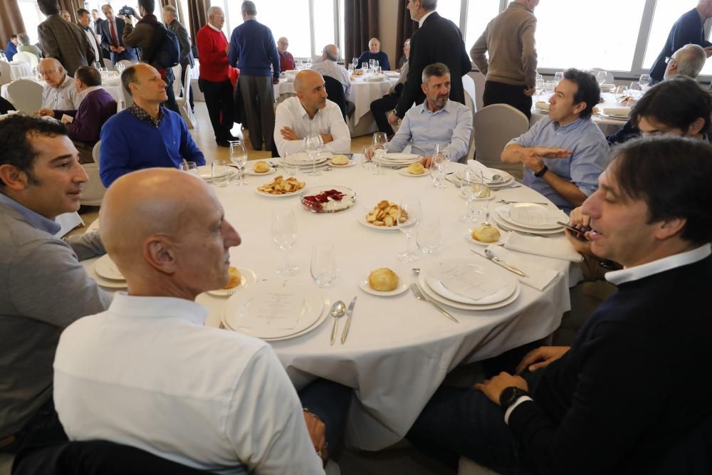 Eloy Olaya recibe la insignia de oro de la Asociación de Veteranos del Sporting