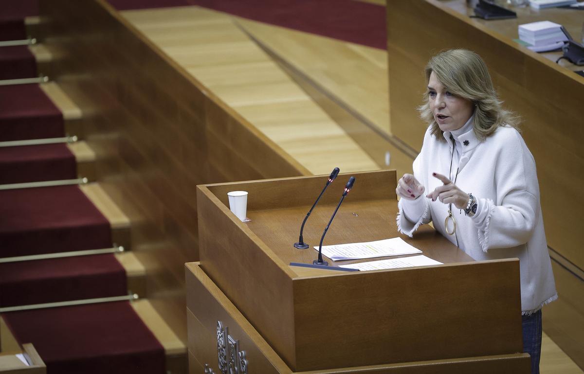 La vicepresidenta de la Generalitat, Susana Camarero, durante su intervención en el pleno de Las Cortes.