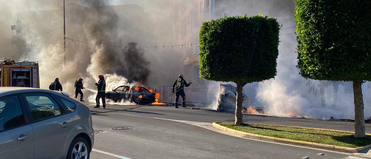 Los bomberos intervienen para apagar el incendio de Peñíscola.