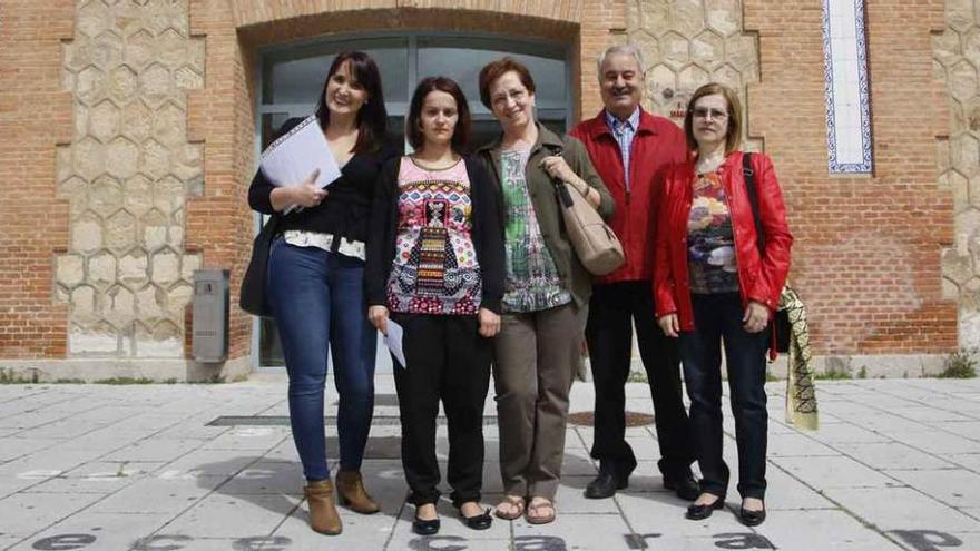 Los tres alumnos de la Unex (a la derecha) junto a la coordinadora, Ana Belén Navarro, y la profesora Berenice Rodríguez (izquierda).