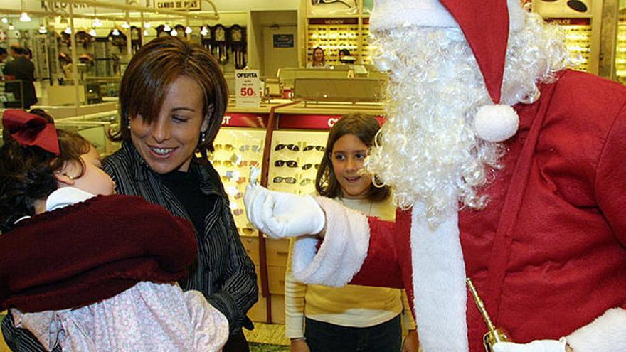 Un Papa Noel animando las compras.