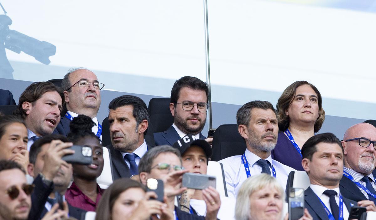 Pere Aragonès i Ada Colau en el palco del estadio Allianz de Turín