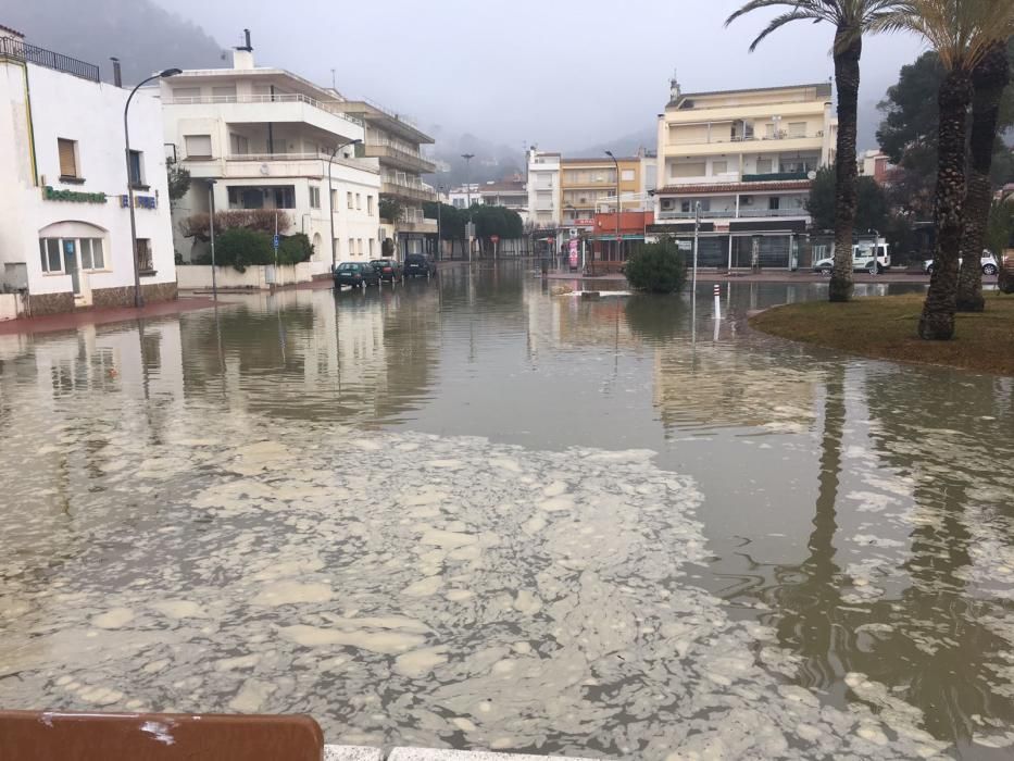 La llevantada a l''Estartit ha inundat diversos carrers