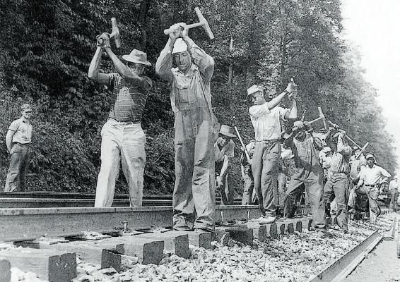 Trabajadores de la vía del ferrocarril en 1944