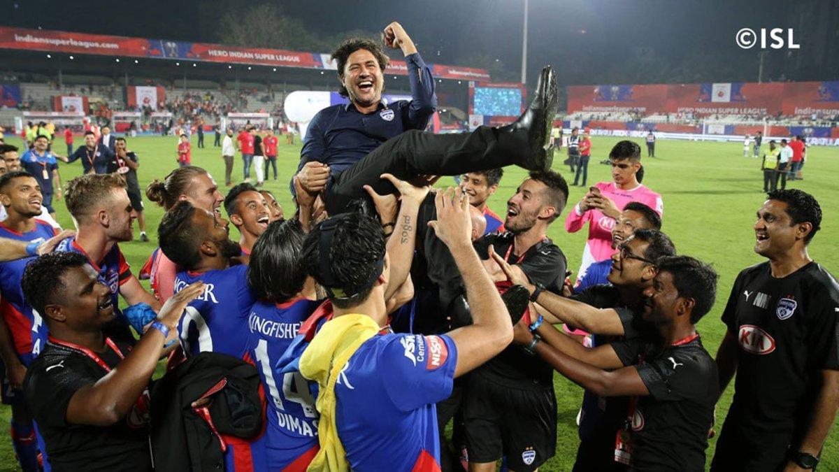 Carles Cuadrat, manteado por los jugadores del Bengaluru