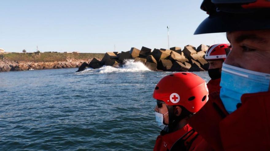 La instrucción de los salva vidas del mar: así es una jornada con Cruz Roja del Mar en Avilés