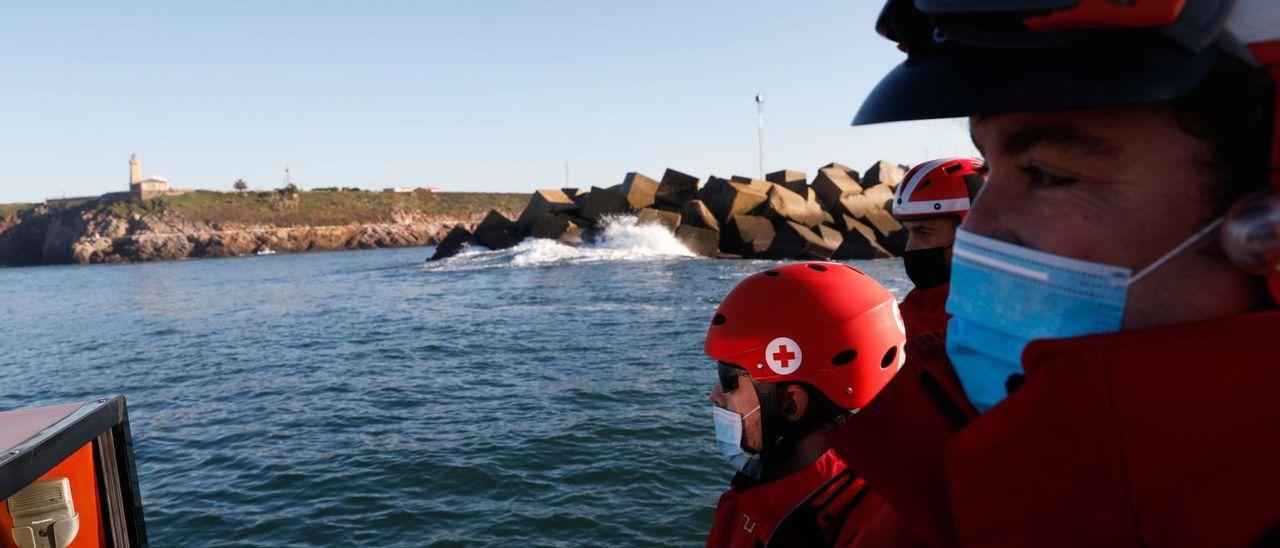 La instrucción de los salva vidas del mar: así es una jornada con Cruz Roja del Mar en Avilés