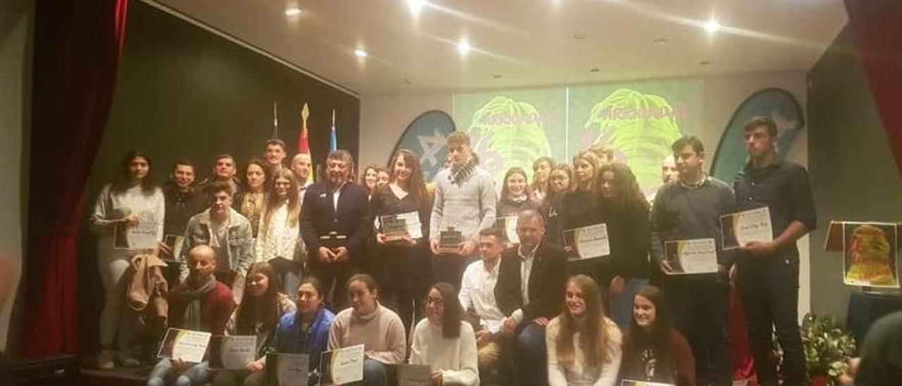 Foto de familia de los deportistas parragueses distinguidos en la gala, en Arriondas.