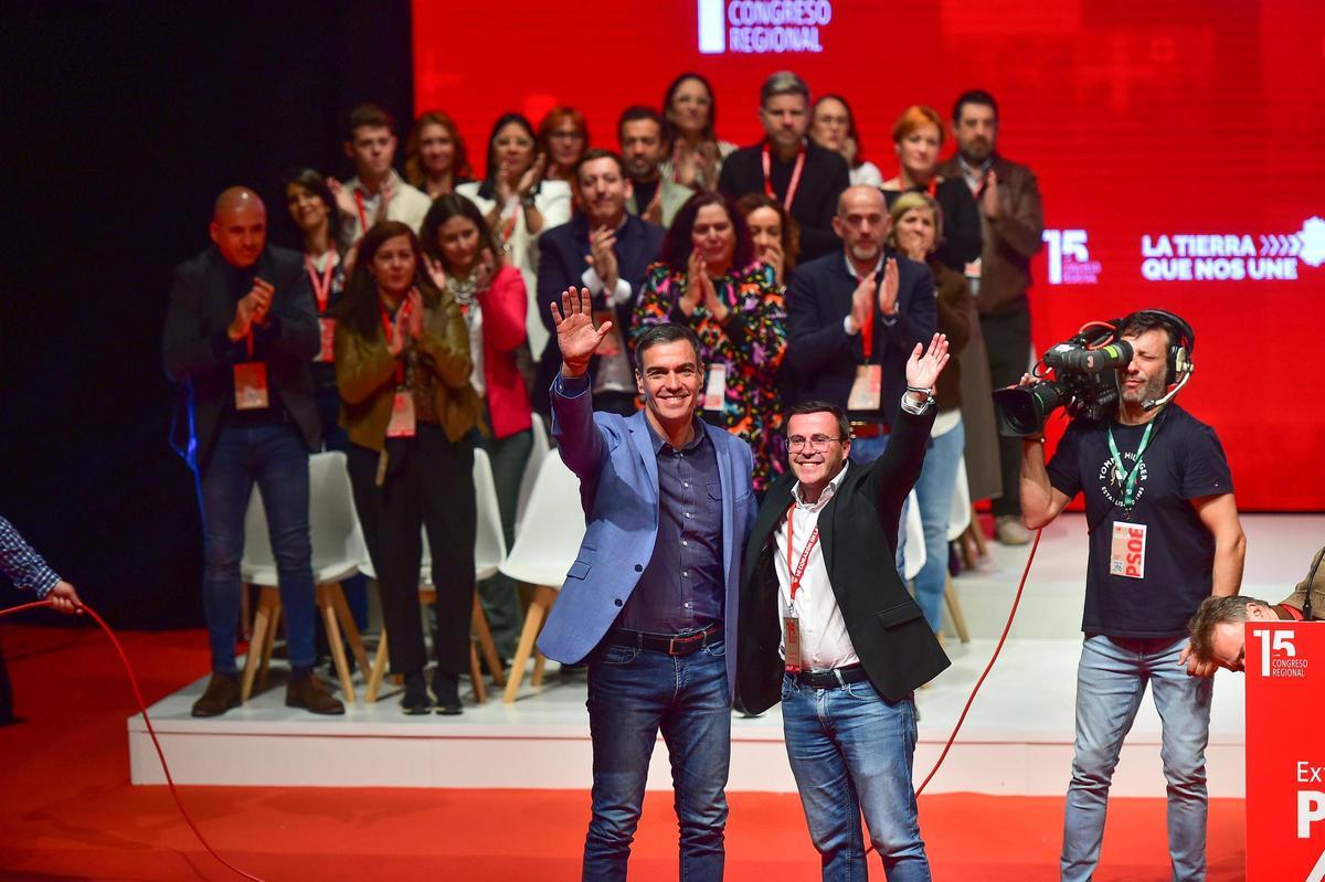 Pedro Sánchez y Miguel Ángel Gallardo en el 15 Congreso Regional de PSOE de Extremadura, celebrado enero en Plasencia.