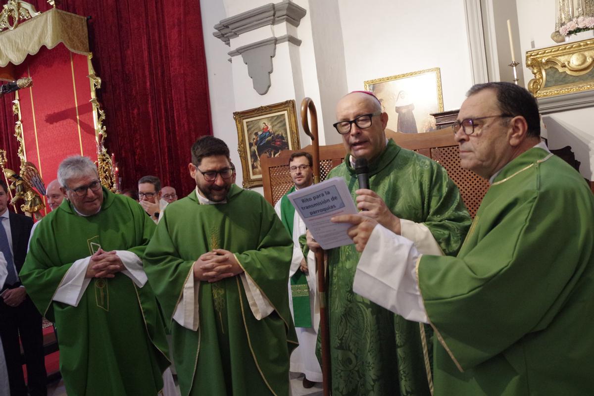 Toma de posesión del nuevo párroco de los Mártires, Isidro Calderón, en la Iglesia de San Juan