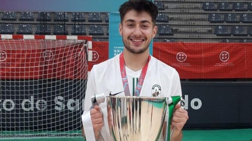 Álex Bernal posa tras ganar el Campeonato de Autonomías con la selección andaluza.