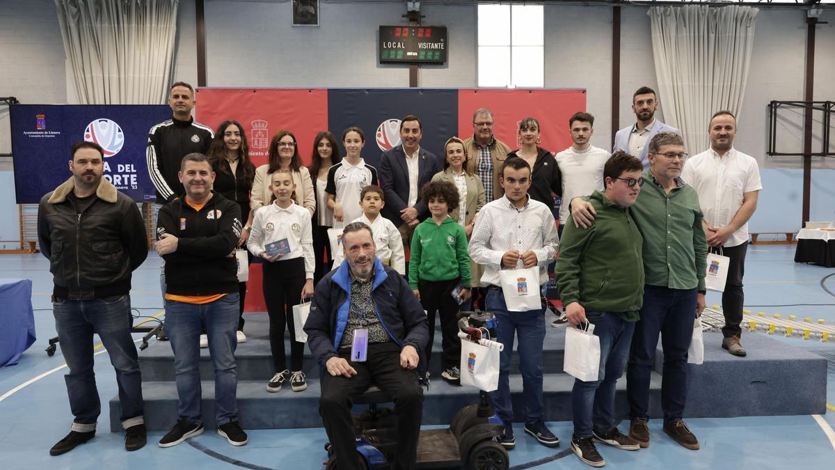 Foto de familia de los premiados en la gala del deporte de Llanera del año pasado, que posan junto al alcalde, Gerardo Sanz, y a la diputada Noelia Macías.