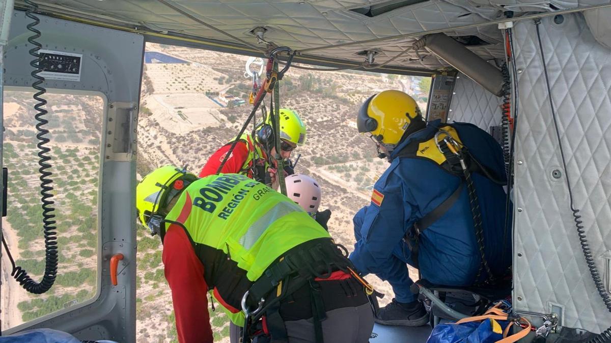 Un momento del rescate de la mujer que se quedó enganchada cuando descendía una pared rocosa en Fortuna.